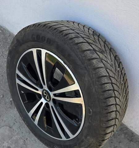 Бежевый Инфинити QX30, объемом двигателя 1.99 л и пробегом 130 тыс. км за 20500 $, фото 2 на Automoto.ua