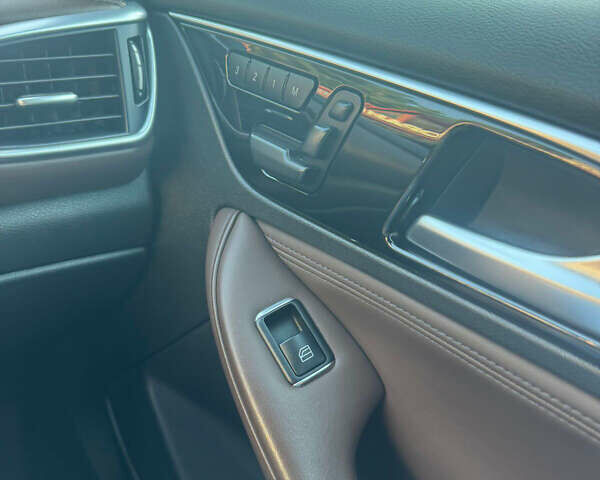 Бежевый Инфинити QX30, объемом двигателя 2 л и пробегом 98 тыс. км за 23000 $, фото 10 на Automoto.ua