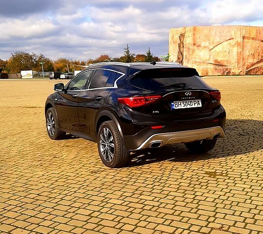 Чорний Інфініті QX30, об'ємом двигуна 2 л та пробігом 165 тис. км за 15000 $, фото 3 на Automoto.ua