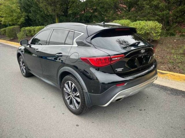 Черный Инфинити QX30, объемом двигателя 2 л и пробегом 64 тыс. км за 3900 $, фото 2 на Automoto.ua