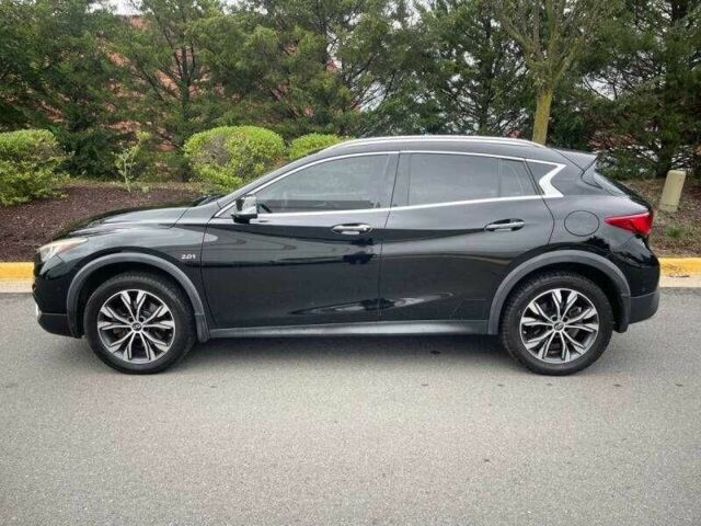 Черный Инфинити QX30, объемом двигателя 2 л и пробегом 64 тыс. км за 3900 $, фото 1 на Automoto.ua