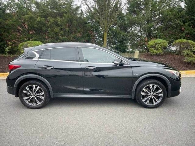 Черный Инфинити QX30, объемом двигателя 2 л и пробегом 64 тыс. км за 3900 $, фото 5 на Automoto.ua