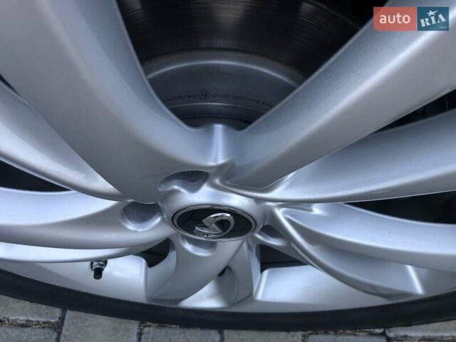 Черный Инфинити QX30, объемом двигателя 1.99 л и пробегом 174 тыс. км за 15500 $, фото 12 на Automoto.ua