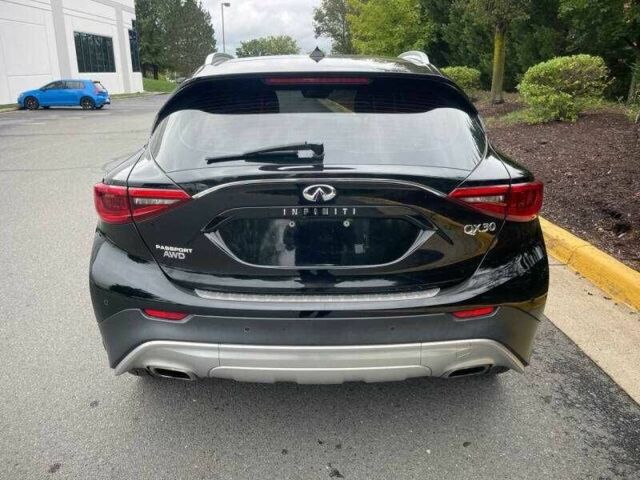 Черный Инфинити QX30, объемом двигателя 2 л и пробегом 64 тыс. км за 3900 $, фото 3 на Automoto.ua