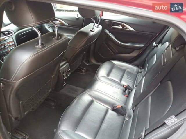 Красный Инфинити QX30, объемом двигателя 1.99 л и пробегом 90 тыс. км за 17000 $, фото 1 на Automoto.ua