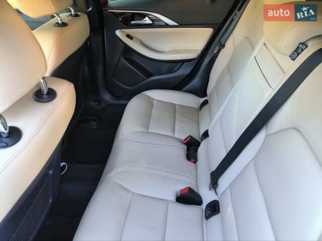 Красный Инфинити QX30, объемом двигателя 1.99 л и пробегом 140 тыс. км за 18000 $, фото 1 на Automoto.ua