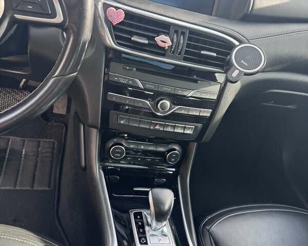 Червоний Інфініті QX30, об'ємом двигуна 1.99 л та пробігом 90 тис. км за 16400 $, фото 11 на Automoto.ua