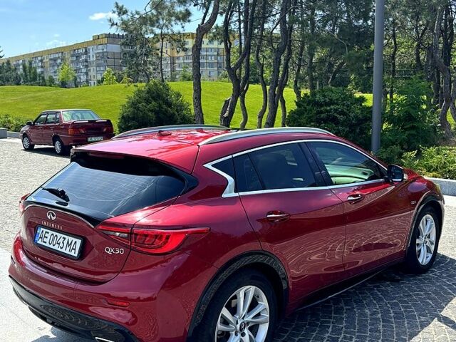 Красный Инфинити QX30, объемом двигателя 2 л и пробегом 92 тыс. км за 19500 $, фото 2 на Automoto.ua