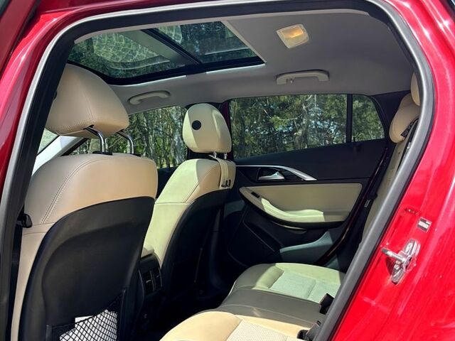 Красный Инфинити QX30, объемом двигателя 2 л и пробегом 92 тыс. км за 19500 $, фото 3 на Automoto.ua