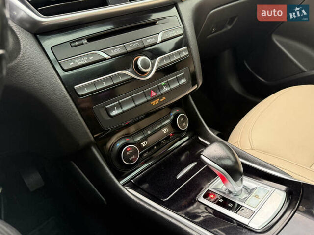 Серый Инфинити QX30, объемом двигателя 2 л и пробегом 118 тыс. км за 13900 $, фото 24 на Automoto.ua