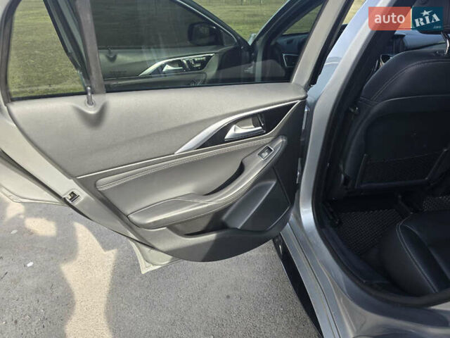 Серый Инфинити QX30, объемом двигателя 1.99 л и пробегом 115 тыс. км за 15500 $, фото 9 на Automoto.ua