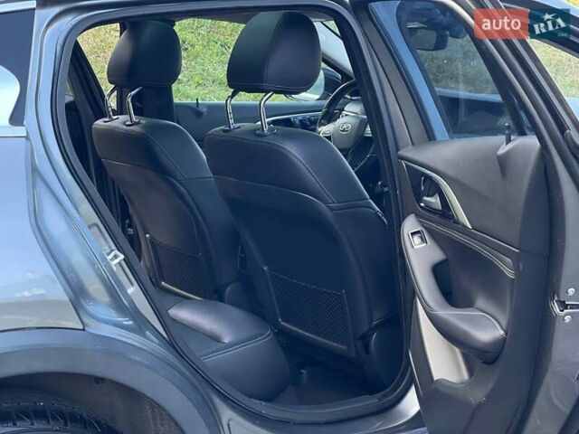 Серый Инфинити QX30, объемом двигателя 1.99 л и пробегом 120 тыс. км за 16400 $, фото 18 на Automoto.ua