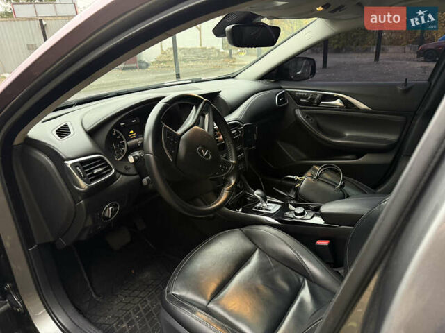 Серый Инфинити QX30, объемом двигателя 2 л и пробегом 165 тыс. км за 16000 $, фото 7 на Automoto.ua