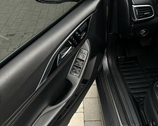 Сірий Інфініті QX30, об'ємом двигуна 1.99 л та пробігом 180 тис. км за 20000 $, фото 11 на Automoto.ua