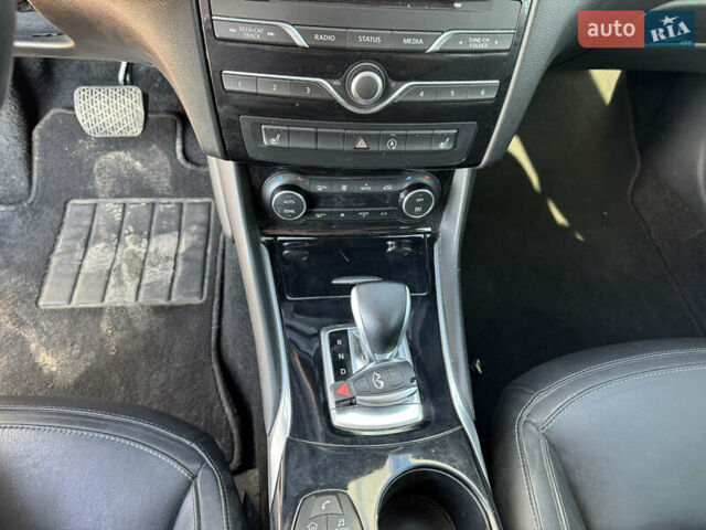 Сірий Інфініті QX30, об'ємом двигуна 2 л та пробігом 33 тис. км за 11990 $, фото 19 на Automoto.ua