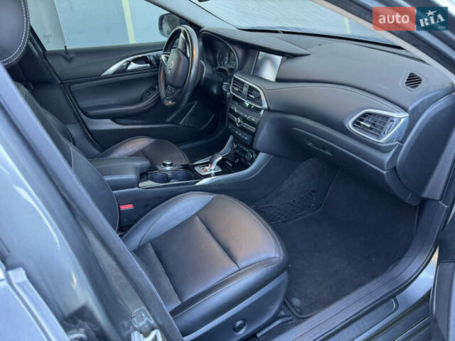 Сірий Інфініті QX30, об'ємом двигуна 2 л та пробігом 33 тис. км за 11990 $, фото 28 на Automoto.ua