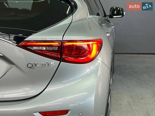 Серый Инфинити QX30, объемом двигателя 2 л и пробегом 154 тыс. км за 15250 $, фото 6 на Automoto.ua