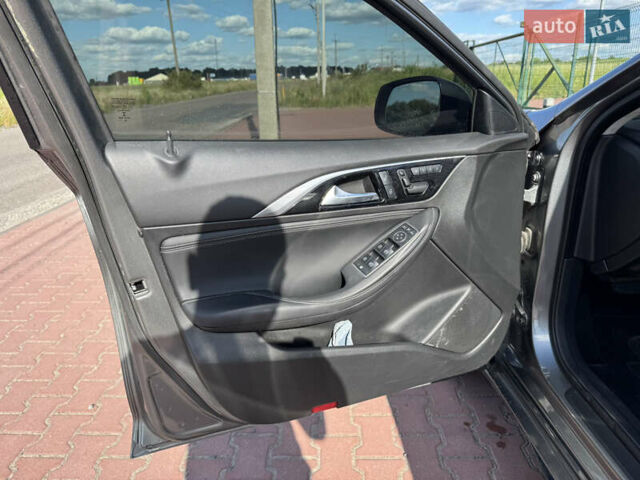 Сірий Інфініті QX30, об'ємом двигуна 2 л та пробігом 33 тис. км за 11990 $, фото 10 на Automoto.ua