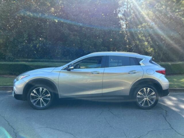 Серый Инфинити QX30, объемом двигателя 2 л и пробегом 50 тыс. км за 9000 $, фото 5 на Automoto.ua