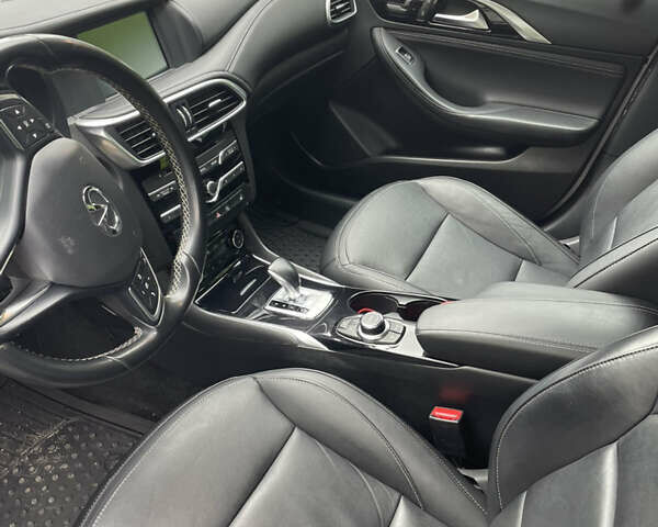 Сірий Інфініті QX30, об'ємом двигуна 1.99 л та пробігом 105 тис. км за 17500 $, фото 8 на Automoto.ua