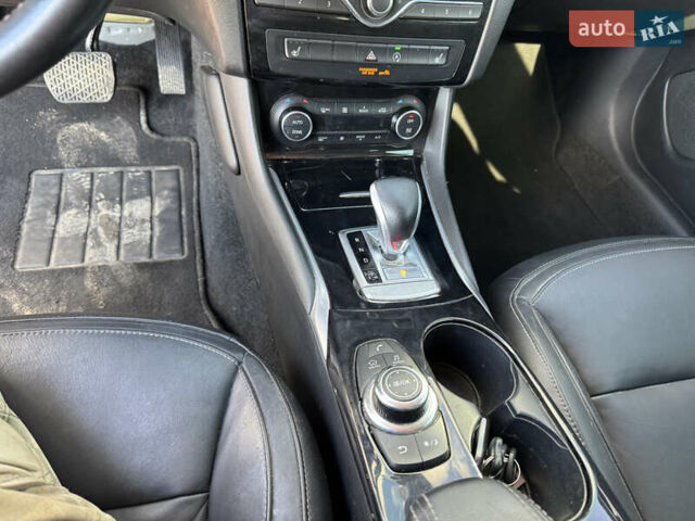 Сірий Інфініті QX30, об'ємом двигуна 2 л та пробігом 33 тис. км за 11990 $, фото 18 на Automoto.ua
