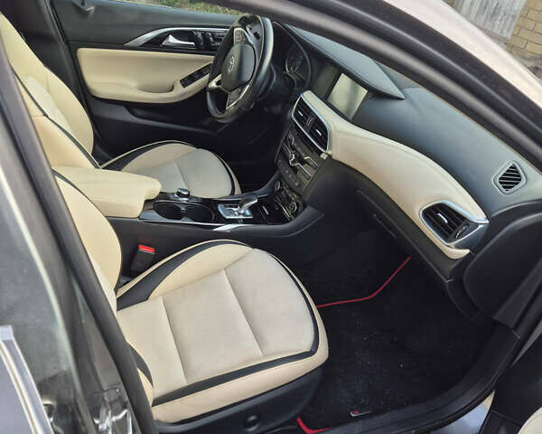 Серый Инфинити QX30, объемом двигателя 2 л и пробегом 159 тыс. км за 17000 $, фото 3 на Automoto.ua