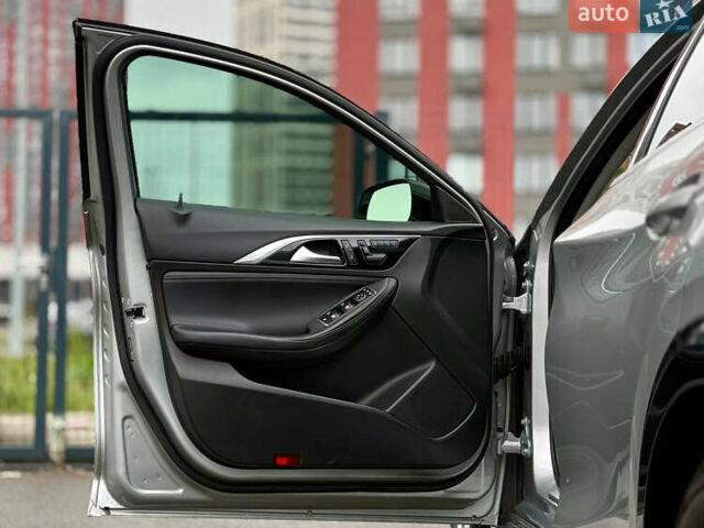 Сірий Інфініті QX30, об'ємом двигуна 2 л та пробігом 118 тис. км за 17700 $, фото 17 на Automoto.ua