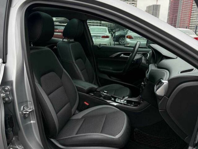 Сірий Інфініті QX30, об'ємом двигуна 2 л та пробігом 118 тис. км за 17700 $, фото 22 на Automoto.ua