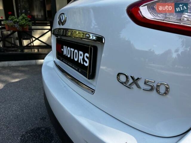 Білий Інфініті QX50, об'ємом двигуна 2.5 л та пробігом 86 тис. км за 16700 $, фото 5 на Automoto.ua