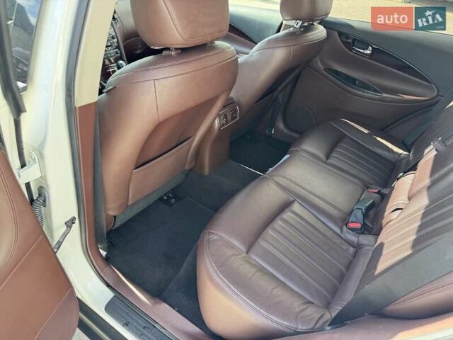 Белый Инфинити QX50, объемом двигателя 3.7 л и пробегом 102 тыс. км за 13300 $, фото 16 на Automoto.ua