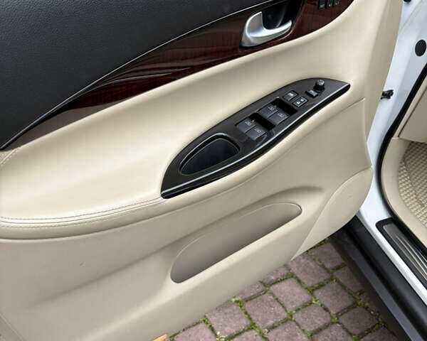 Белый Инфинити QX50, объемом двигателя 2.5 л и пробегом 135 тыс. км за 15600 $, фото 17 на Automoto.ua