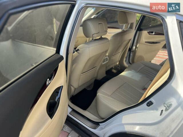 Белый Инфинити QX50, объемом двигателя 3.7 л и пробегом 85 тыс. км за 17800 $, фото 6 на Automoto.ua
