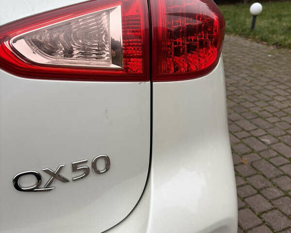 Белый Инфинити QX50, объемом двигателя 2.5 л и пробегом 135 тыс. км за 15600 $, фото 8 на Automoto.ua