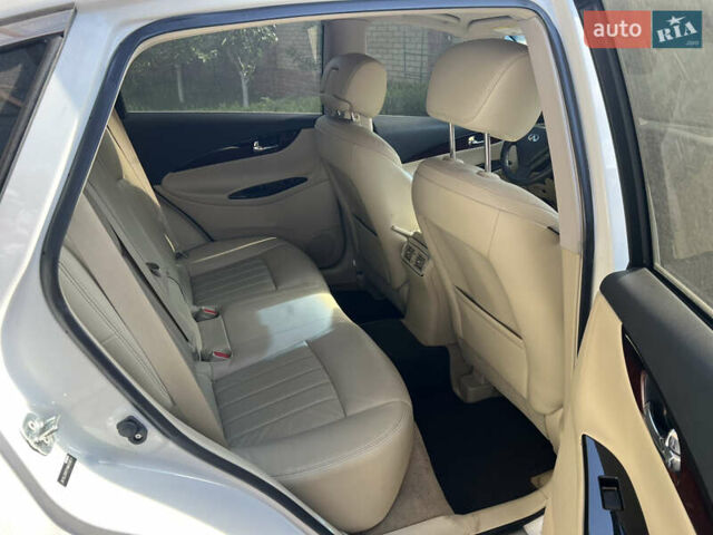 Белый Инфинити QX50, объемом двигателя 3.7 л и пробегом 85 тыс. км за 17800 $, фото 7 на Automoto.ua