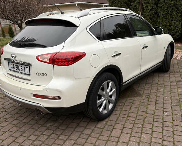 Белый Инфинити QX50, объемом двигателя 2.5 л и пробегом 135 тыс. км за 15600 $, фото 10 на Automoto.ua
