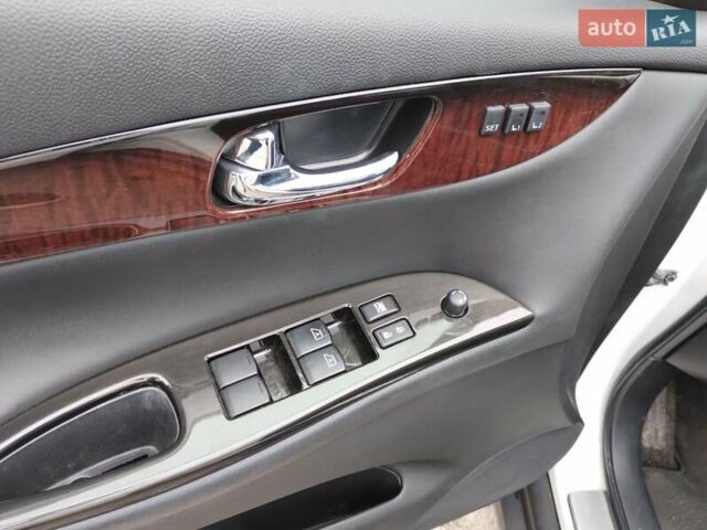 Белый Инфинити QX50, объемом двигателя 3.7 л и пробегом 125 тыс. км за 15900 $, фото 22 на Automoto.ua
