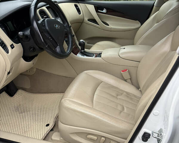 Белый Инфинити QX50, объемом двигателя 2.5 л и пробегом 135 тыс. км за 15600 $, фото 16 на Automoto.ua