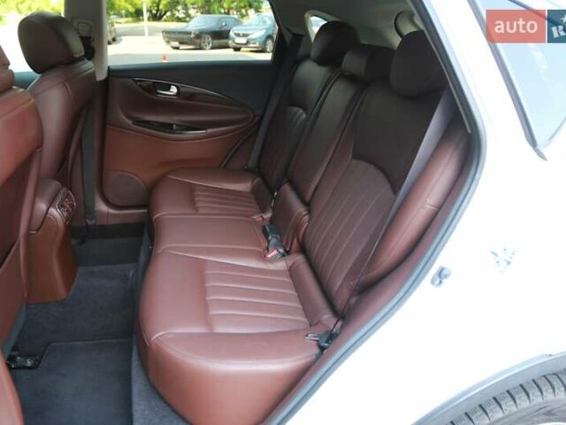 Белый Инфинити QX50, объемом двигателя 2.5 л и пробегом 18 тыс. км за 24000 $, фото 7 на Automoto.ua