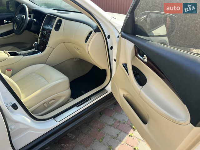 Белый Инфинити QX50, объемом двигателя 3.7 л и пробегом 85 тыс. км за 17800 $, фото 5 на Automoto.ua