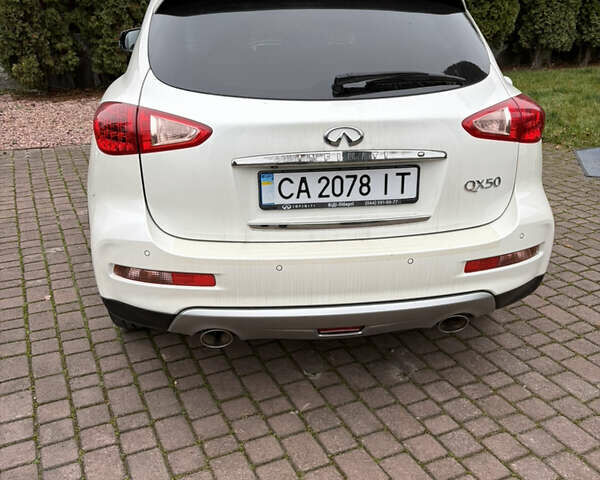 Белый Инфинити QX50, объемом двигателя 2.5 л и пробегом 135 тыс. км за 15600 $, фото 3 на Automoto.ua