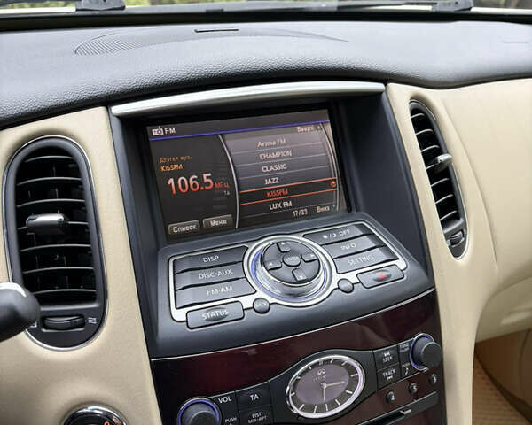 Белый Инфинити QX50, объемом двигателя 2.5 л и пробегом 135 тыс. км за 15600 $, фото 13 на Automoto.ua