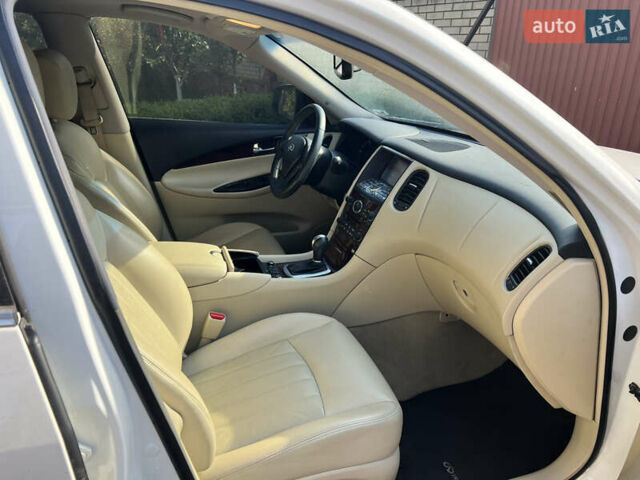 Белый Инфинити QX50, объемом двигателя 3.7 л и пробегом 85 тыс. км за 17800 $, фото 4 на Automoto.ua