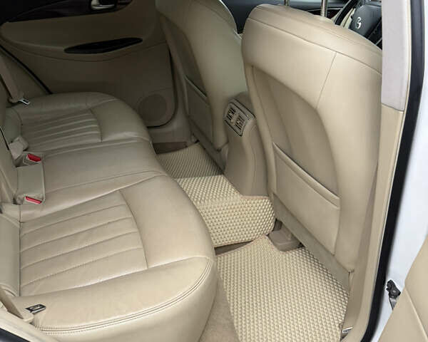 Белый Инфинити QX50, объемом двигателя 2.5 л и пробегом 135 тыс. км за 15600 $, фото 20 на Automoto.ua