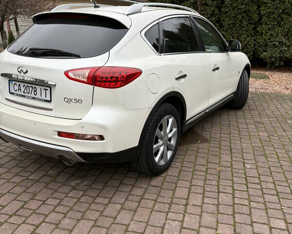 Белый Инфинити QX50, объемом двигателя 2.5 л и пробегом 135 тыс. км за 15600 $, фото 2 на Automoto.ua