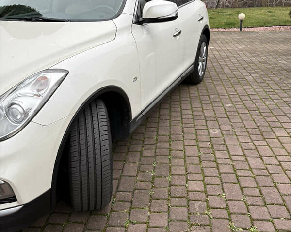 Белый Инфинити QX50, объемом двигателя 2.5 л и пробегом 135 тыс. км за 15600 $, фото 1 на Automoto.ua