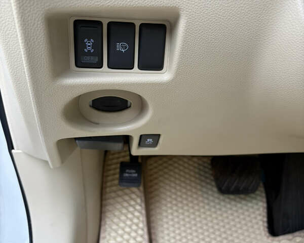 Белый Инфинити QX50, объемом двигателя 2.5 л и пробегом 135 тыс. км за 15600 $, фото 12 на Automoto.ua