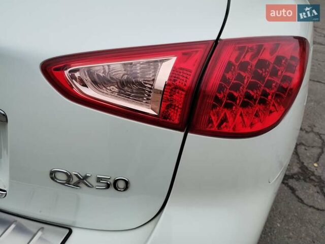 Белый Инфинити QX50, объемом двигателя 3.7 л и пробегом 125 тыс. км за 15900 $, фото 18 на Automoto.ua