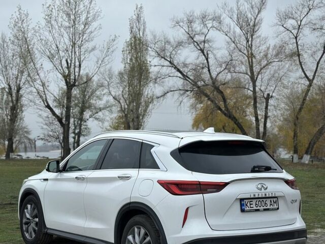 Белый Инфинити QX50, объемом двигателя 2 л и пробегом 270 тыс. км за 15299 $, фото 3 на Automoto.ua