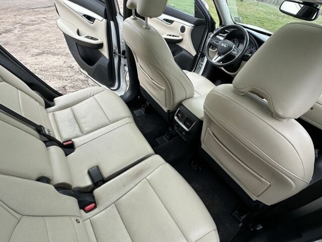 Белый Инфинити QX50, объемом двигателя 2 л и пробегом 270 тыс. км за 15299 $, фото 6 на Automoto.ua