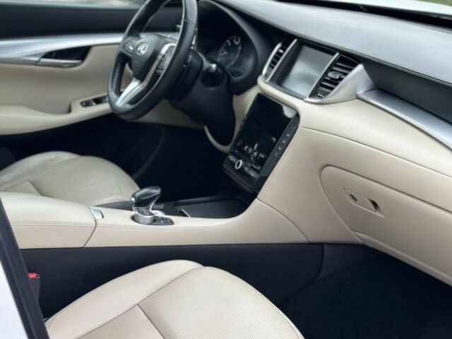 Белый Инфинити QX50, объемом двигателя 2 л и пробегом 270 тыс. км за 15299 $, фото 8 на Automoto.ua